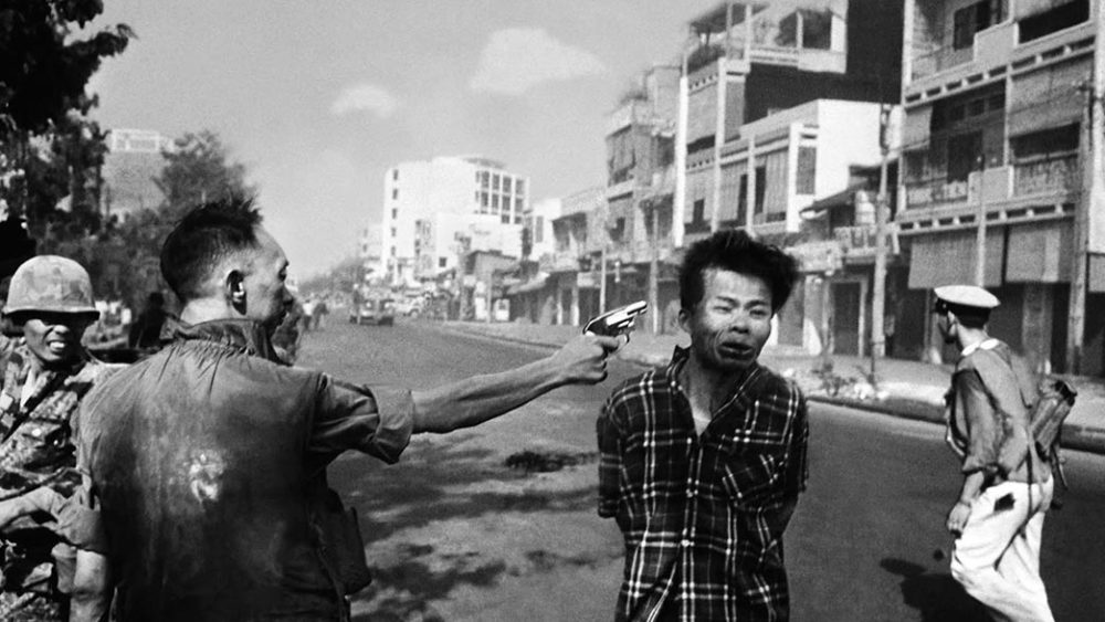 Assassinato de um vietcongue pelo chefe da polícia de Saigon